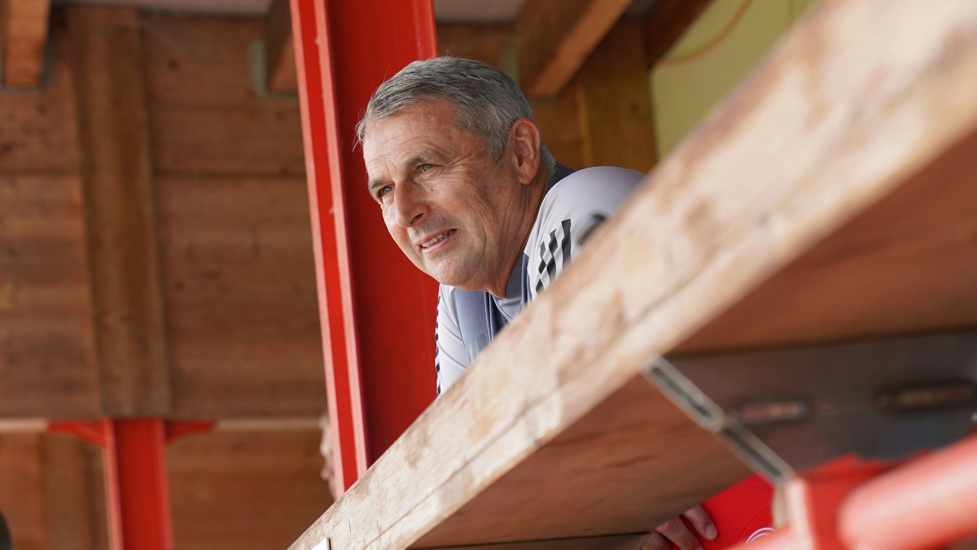 Fortuna Düsseldorfs Sport-Vorstand Klaus Allofs beobachtet die Einheit im Trainingslager in Bad Leonfelden.