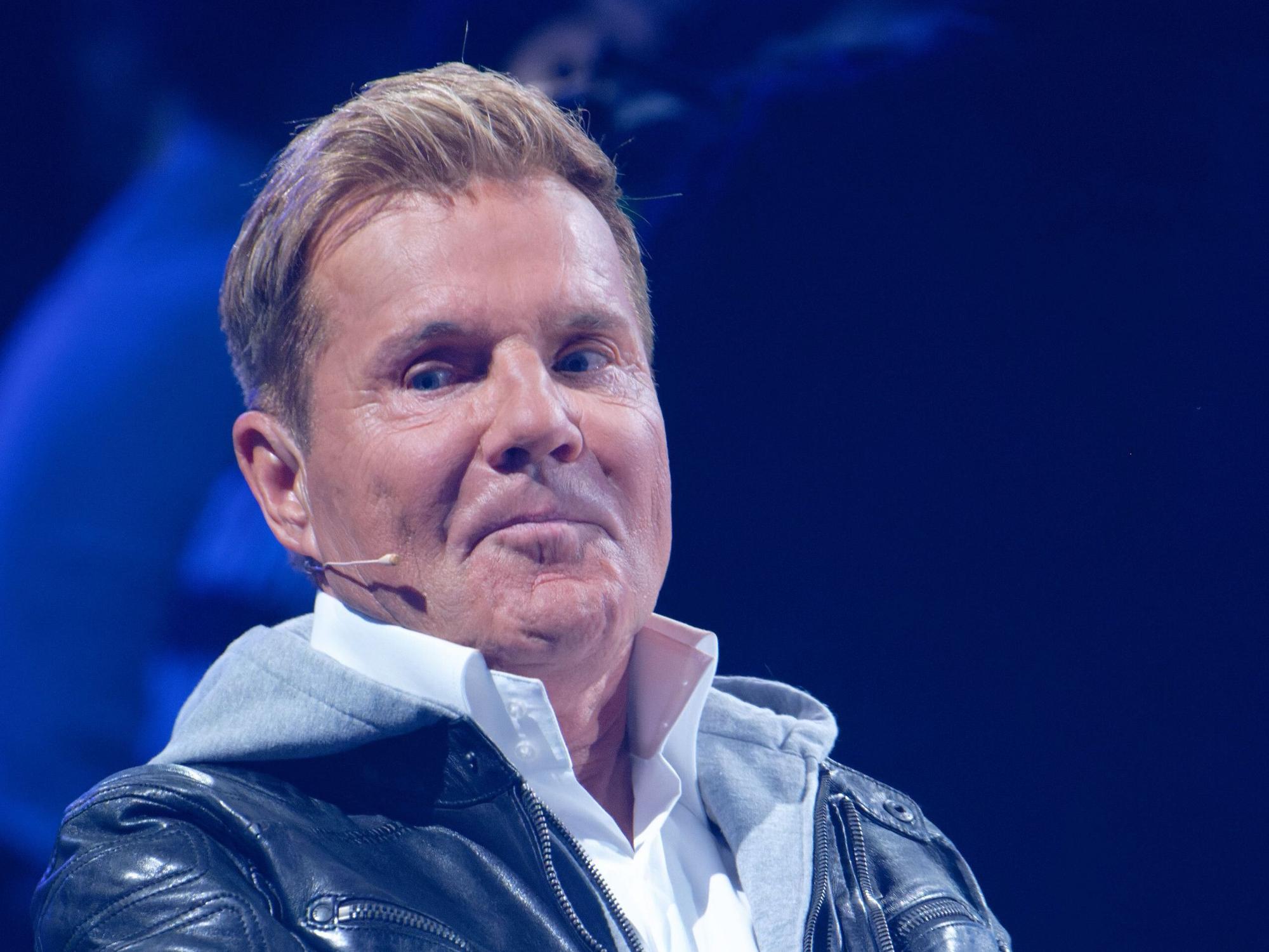 Der Juror Dieter Bohlen sitzt beim Halbfinale der Castingshow «Deutschland sucht den Superstar» auf der Bühne.