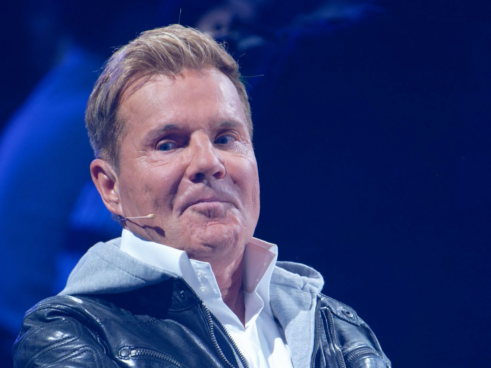 Der Juror Dieter Bohlen sitzt beim Halbfinale der Castingshow «Deutschland sucht den Superstar» auf der Bühne.