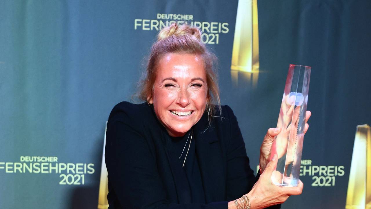 Moderatorin Andrea Kiewel freut sich nach der Verleihung des Deutschen Fernsehpreises 2021 im Tanzbrunnen über die Auszeichnung in der Kategorie «Beste Moderation/Einzelleistung Unterhaltung».