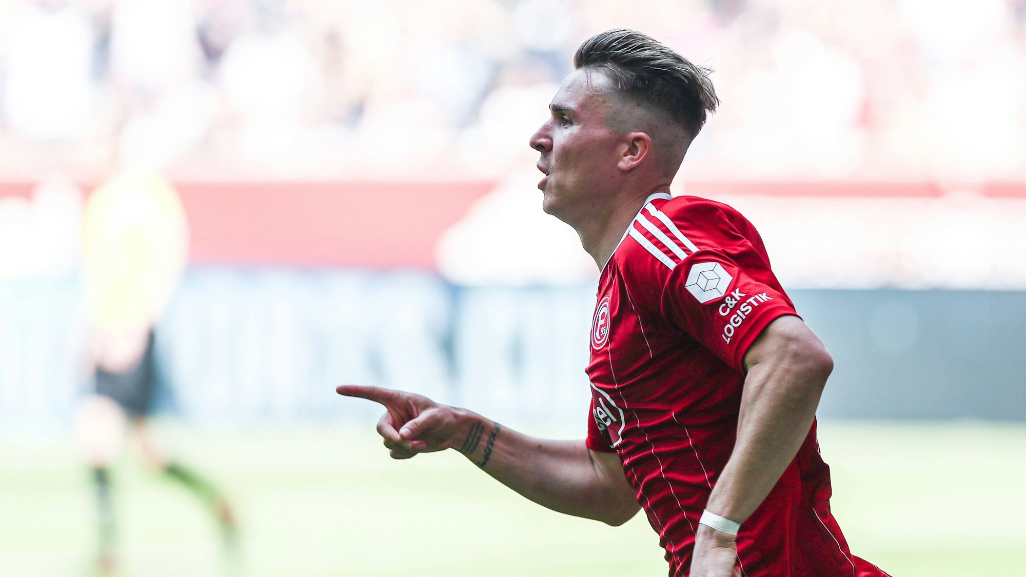 Felix Klaus jubelt im Spiel gegen Hannover 96.