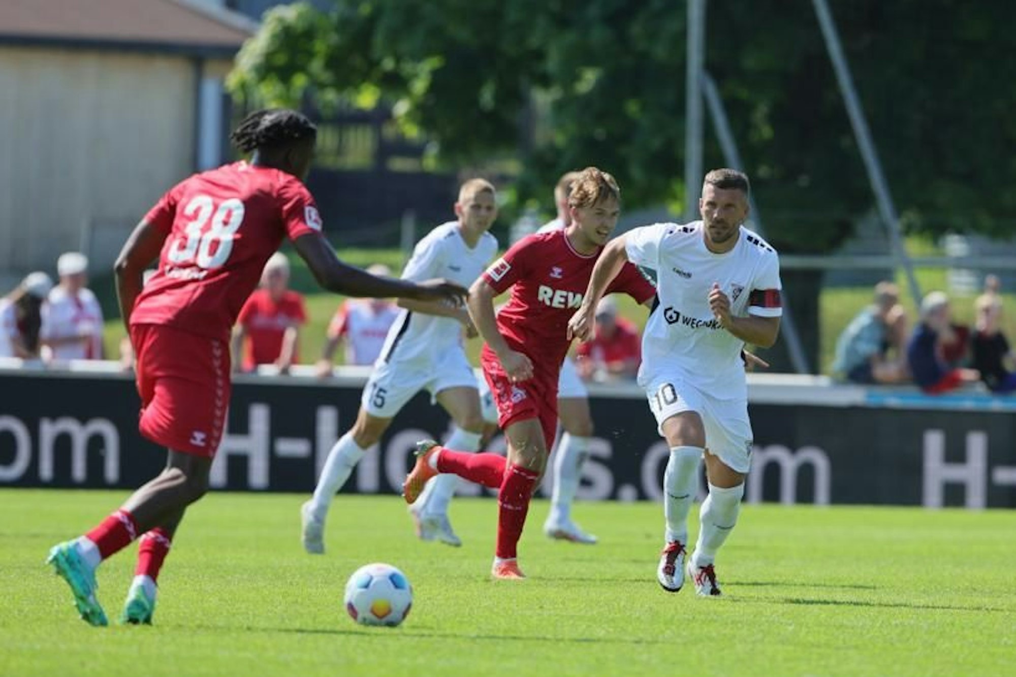 Der 1. FC Köln im Spiel gegen den Klub von Lukas Poldolski.