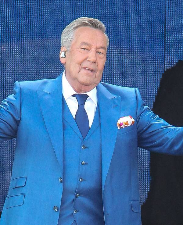 Roland Kaiser schaut in die Ferne.
