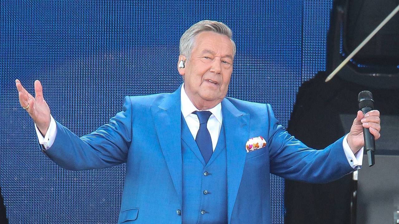 Roland Kaiser schaut in die Ferne.