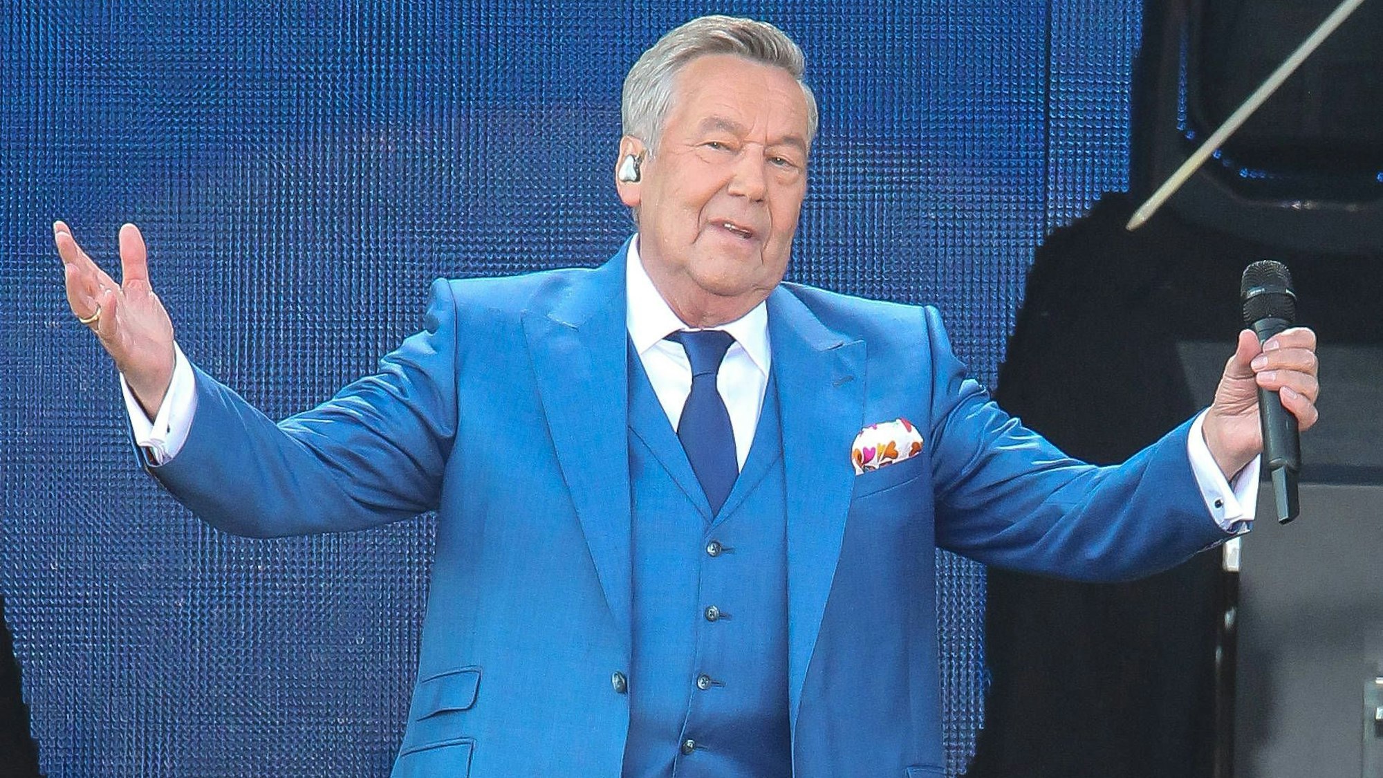 Roland Kaiser steht bei seinem Konzert auf der Bühne.