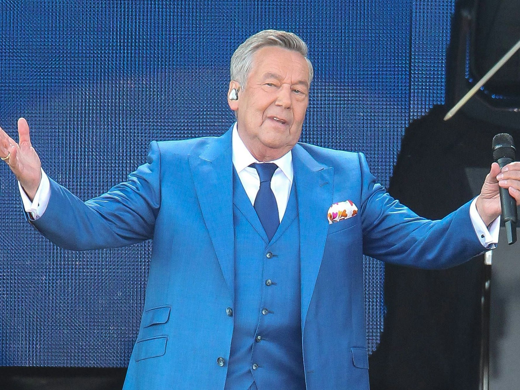 Roland Kaiser schaut in die Ferne.