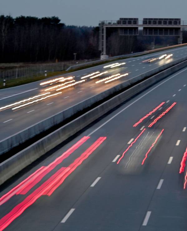 Die Lichter der Autos sind auf der Autobahn A7 in Richtung Norden zu sehen (Aufnahme mit langer Belichtungszeit).