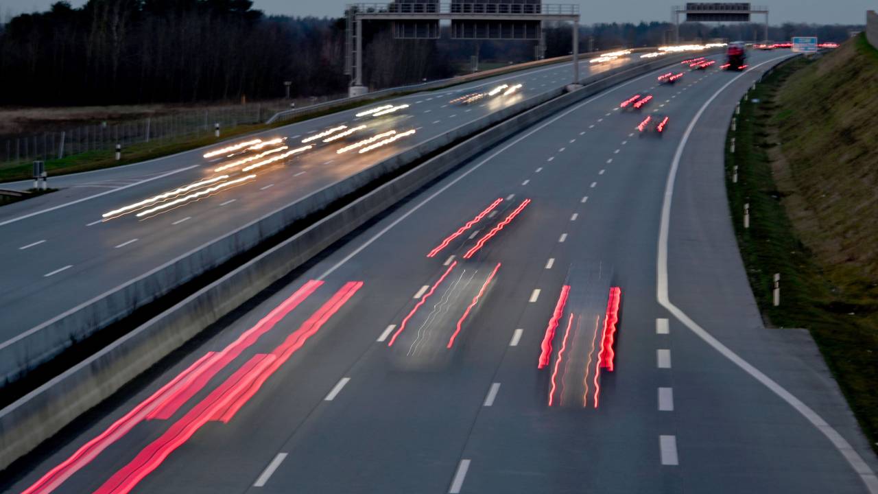Die Lichter der Autos sind auf der Autobahn A7 in Richtung Norden zu sehen (Aufnahme mit langer Belichtungszeit).