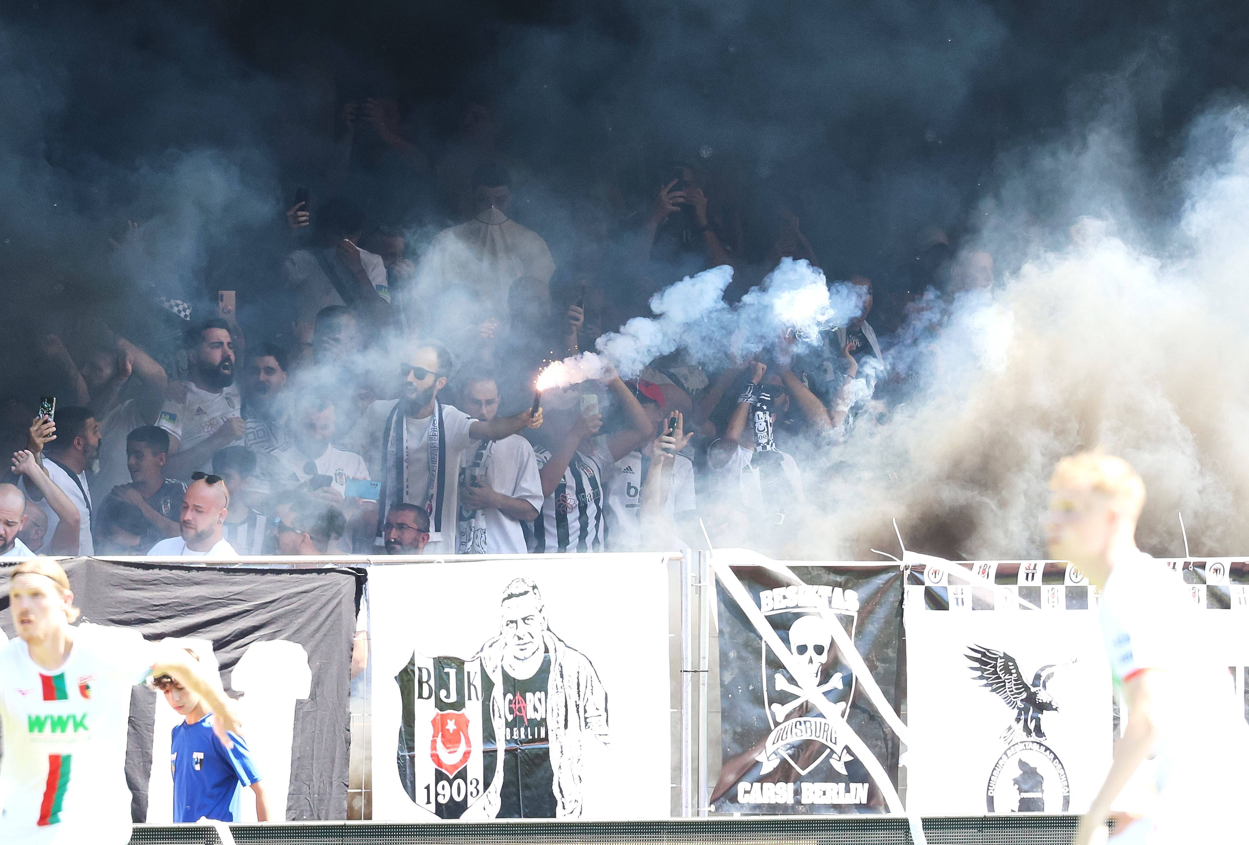 Fantribüne der türkischen Fans mit Rauchbomben und Pyrotechnik.