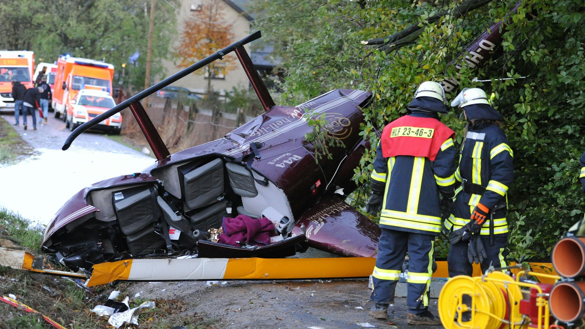 Rettungskräfte stehen nach einem Hubschrauber-Absturz mit Anna-Maria Zimmermann an Bord an der Unfallstelle.