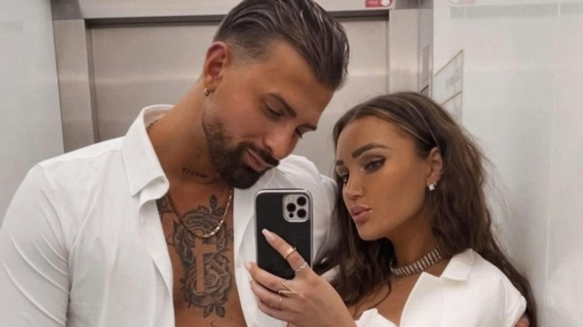 Dana Feist und „Gigi“ schauen in die Kamera.