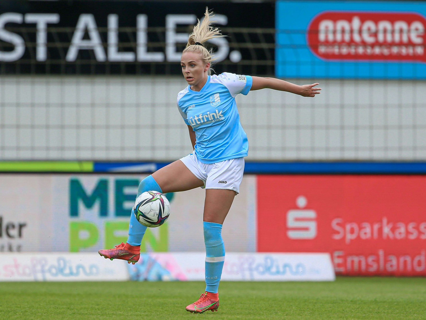 Celine Preuß nimmt den Ball mit dem rechten Fuß an.