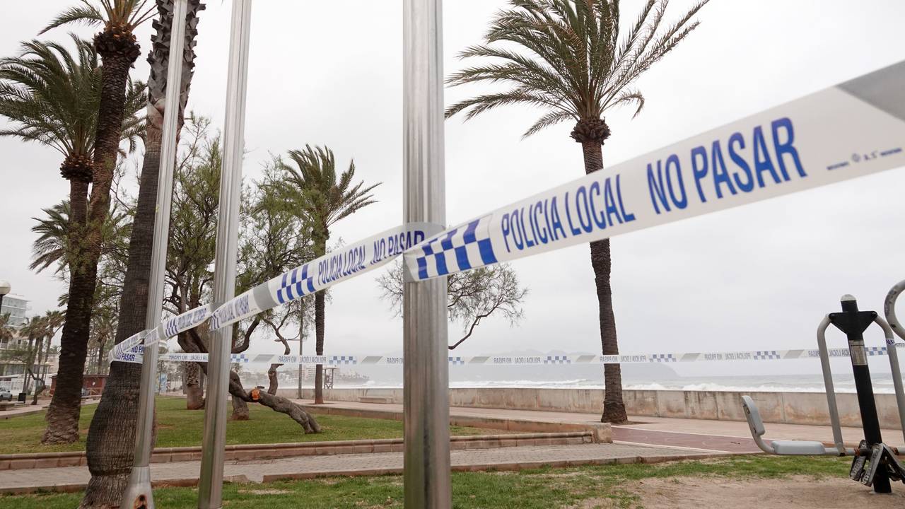 Ein von der Polizei gesperrter Parkbereich ist in dem Urlaubsort zu sehen.