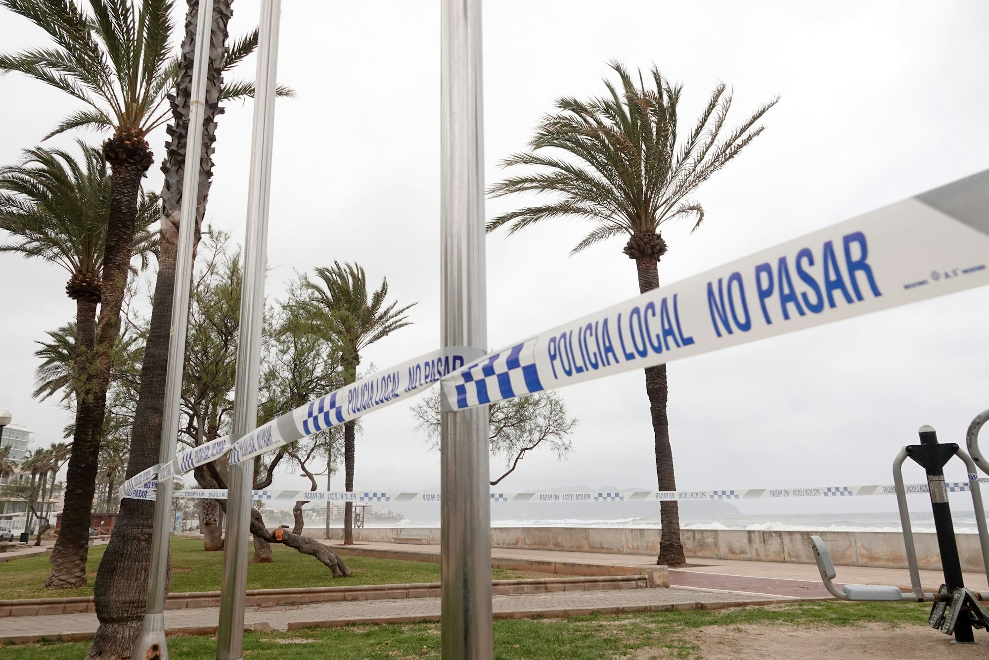 Ein von der Polizei gesperrter Parkbereich ist in dem Urlaubsort zu sehen.