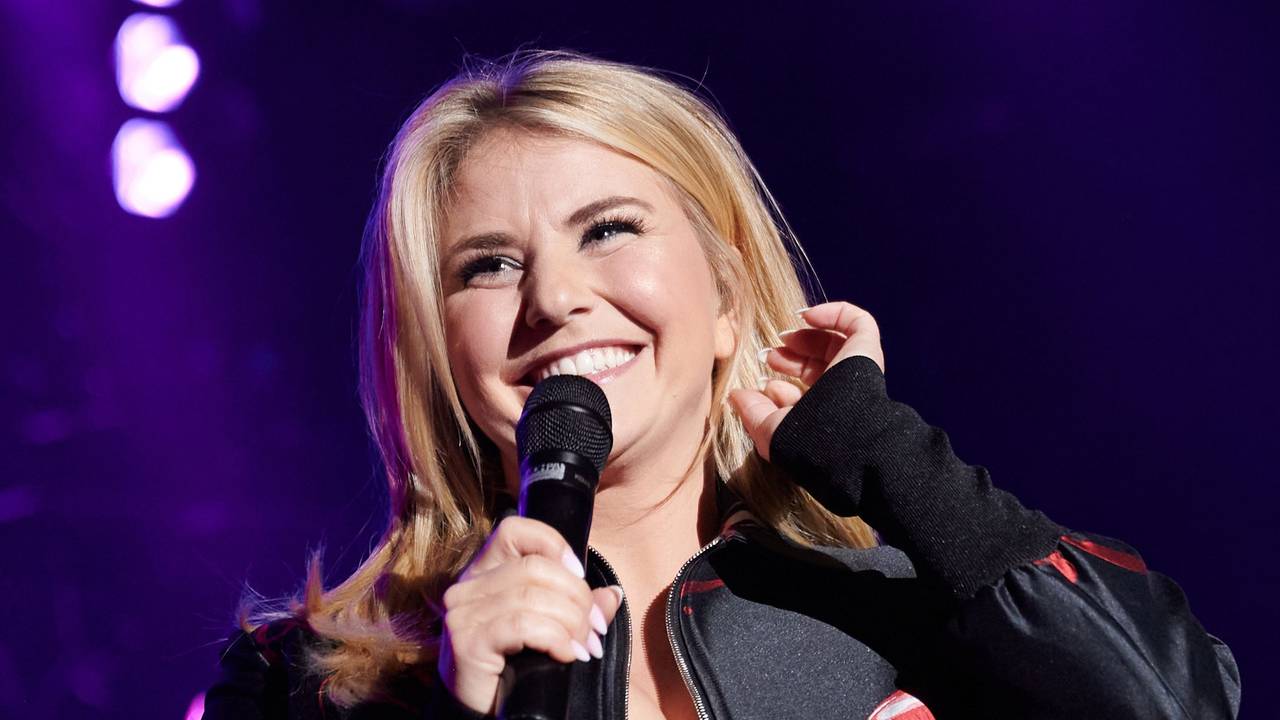 Sängerin Beatrice Egli: Sie schwärmt für Eros Ramazzotti. Unser Foto wurde 2023 gemacht. Beatrice Egli, Schlagersängerin, steht während des Charity-Nachwuchs-Konzertes «All Hands on Deck» in der Mercedes-Benz-Arena auf der Bühne. (zu dpa «Egli über Arbeit als Friseurin: «War damals im Beruf glücklich») +++ dpa-Bildfunk +++