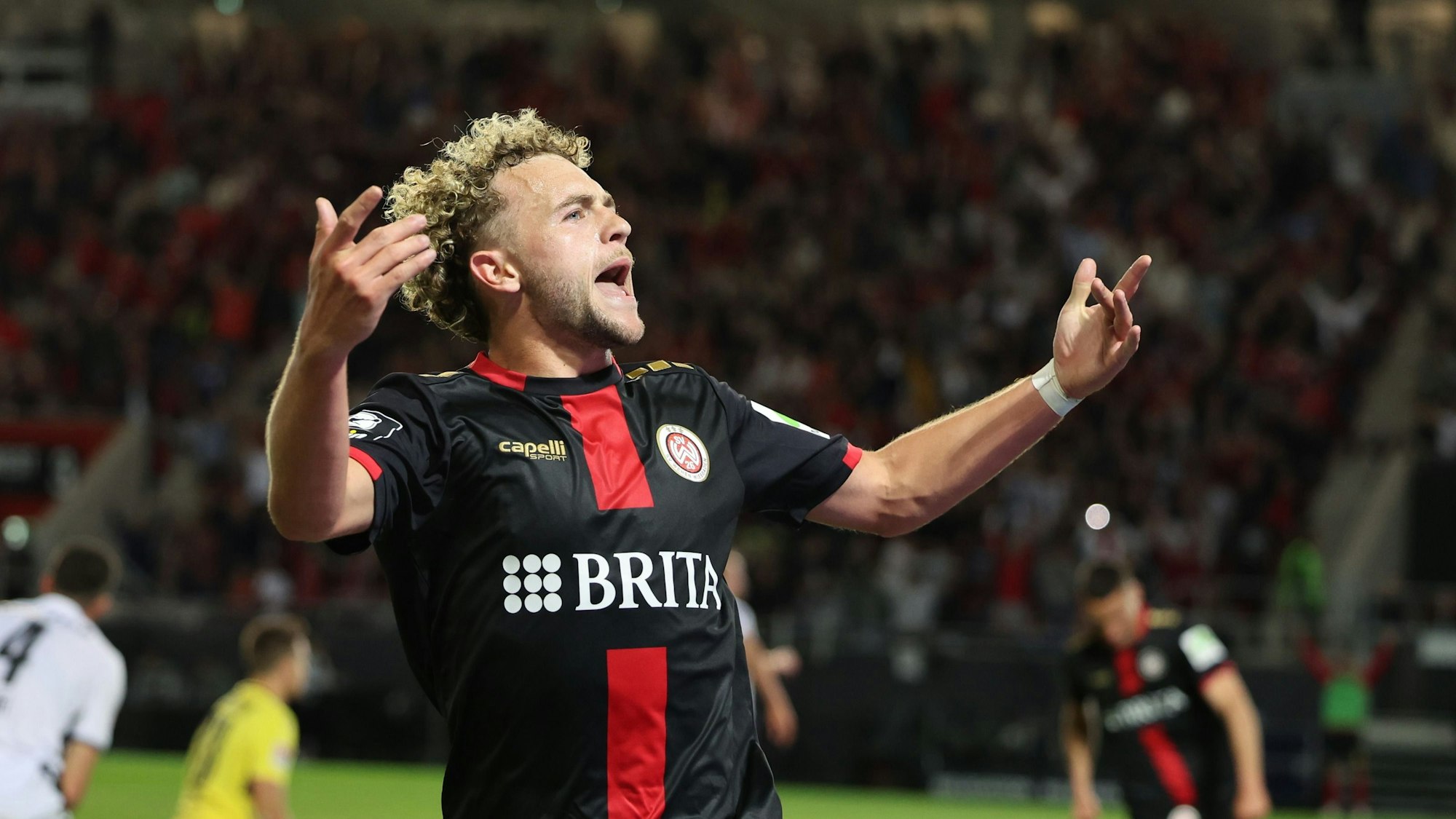 Benedict Hollerbach jubelt über sein Tor gegen Arminia Bielefeld.