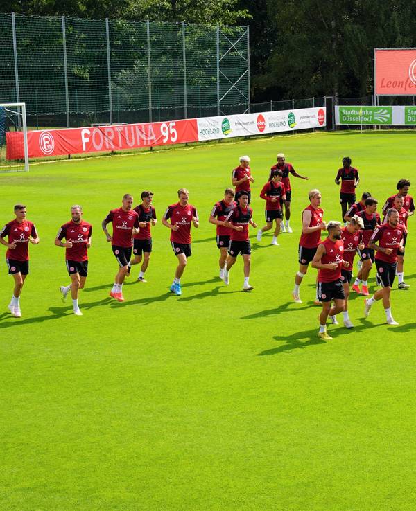 Die Spieler von Fortuna Düsseldorf laufen sich im Trainingslager in Bad Leonfelden warm.