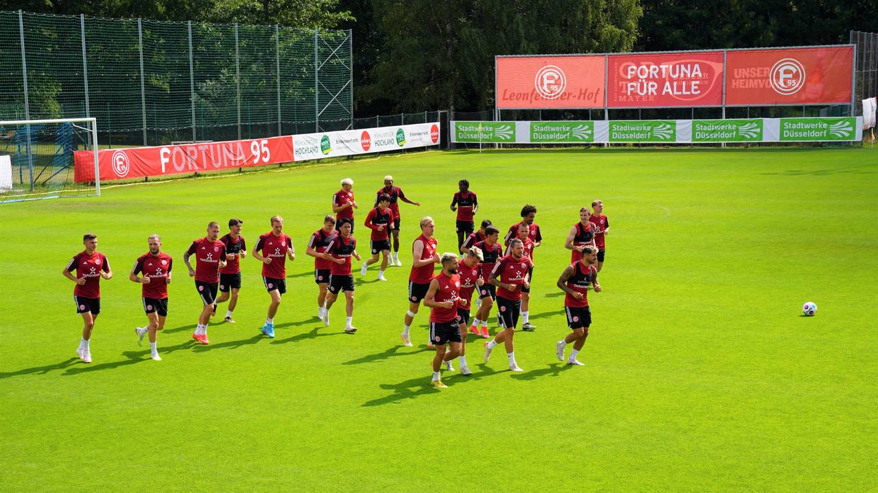 Die Spieler von Fortuna Düsseldorf laufen sich im Trainingslager in Bad Leonfelden warm.