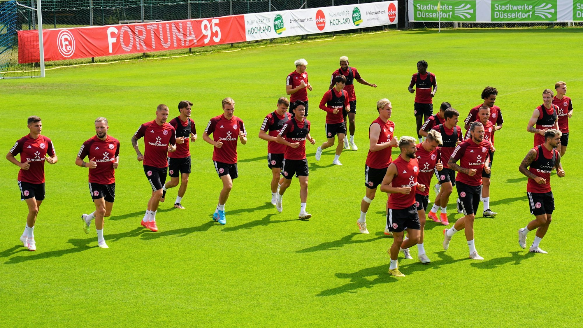 Die Spieler von Fortuna Düsseldorf laufen sich im Trainingslager in Bad Leonfelden warm.