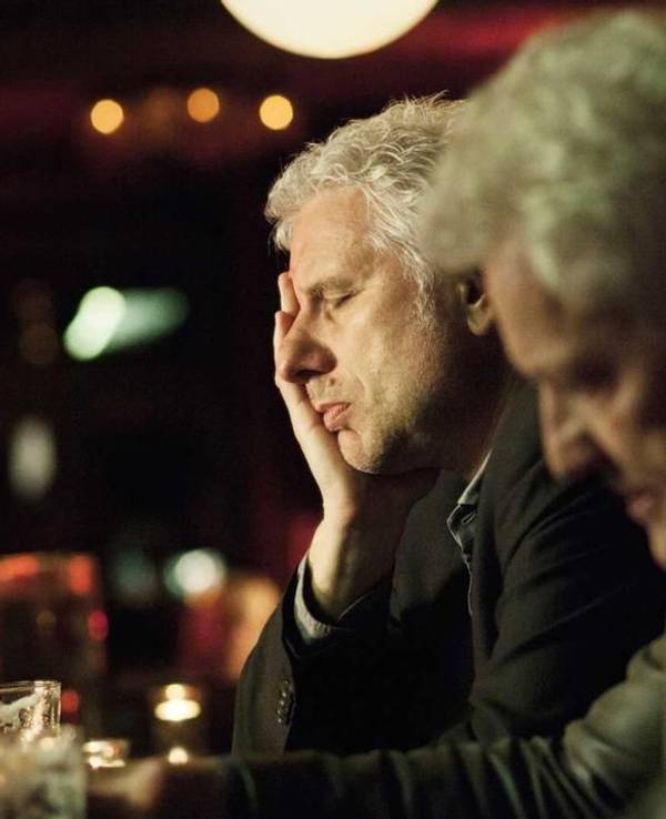 Die Tatort-Kommissare Franz Leitmayr (Udo Wachtveitl, l.) und Ivo Batic (Miroslav Nemec) sitzen in der Folge „Die Wahrheit“ an einer Bar.