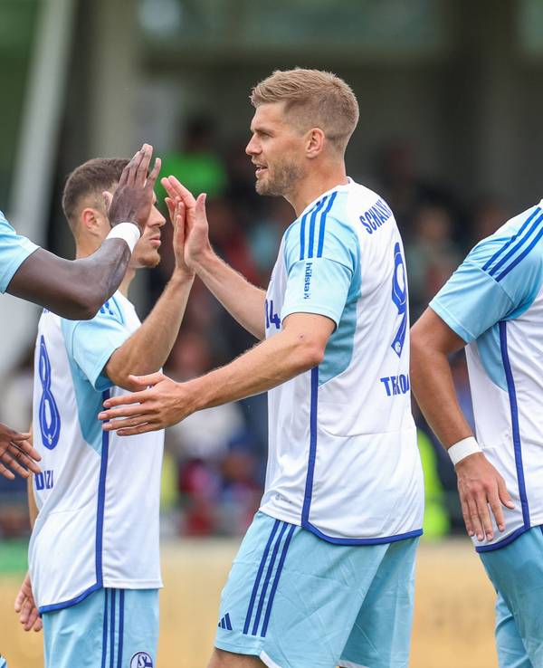 Die Stürmer Bryan Lasme (l.) und Simon Terodde vom FC Schalke 04 bei einem Freundschaftsspiel am 1. Juli 2023.