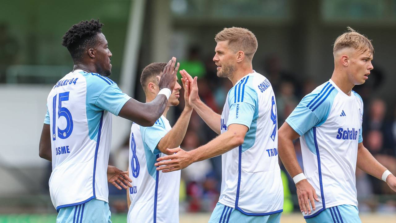 Die Stürmer Bryan Lasme (l.) und Simon Terodde vom FC Schalke 04 bei einem Freundschaftsspiel am 1. Juli 2023.