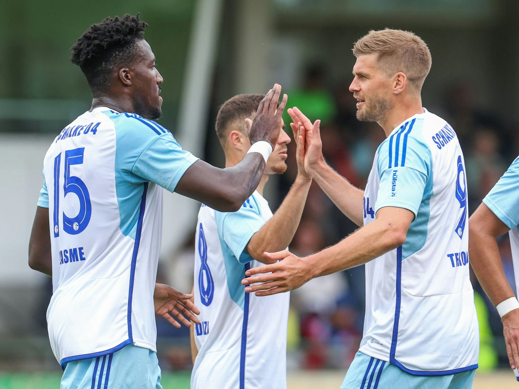 Die Stürmer Bryan Lasme (l.) und Simon Terodde vom FC Schalke 04 bei einem Freundschaftsspiel am 1. Juli 2023.