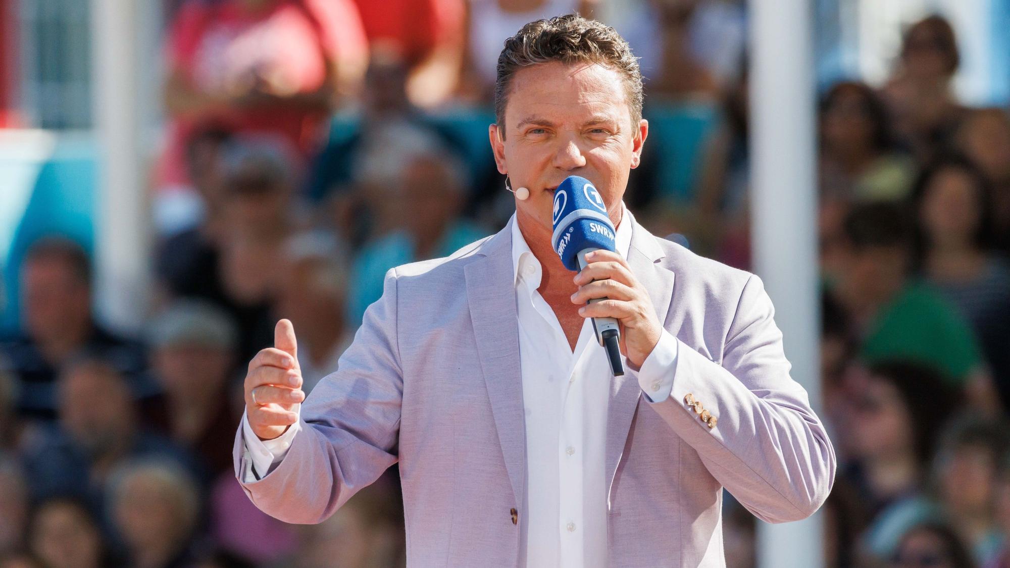 Moderator Stefan Mross steht für dir ARD-Show „Immer wieder sonntags“ vor der Kamera.
