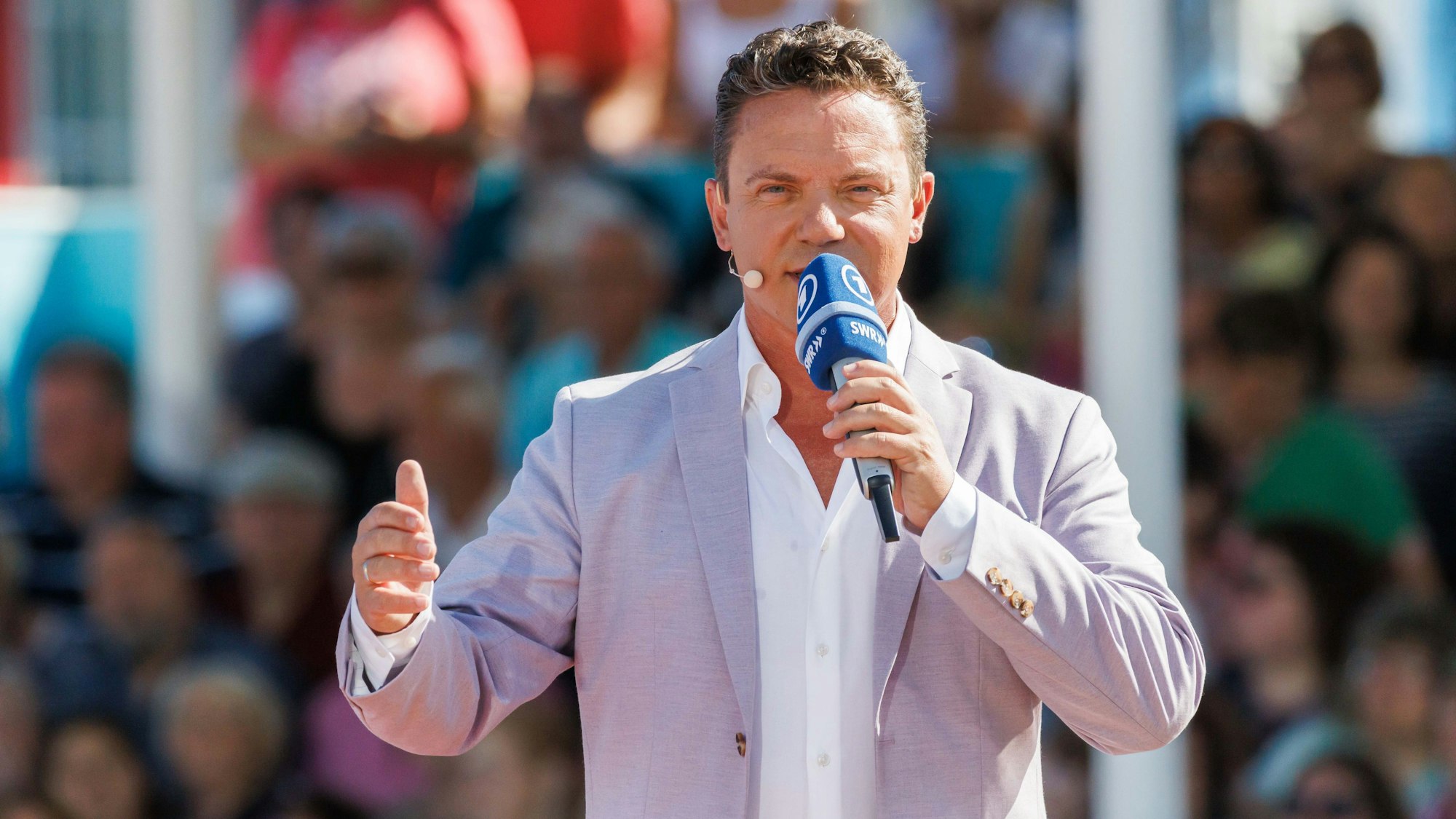 Moderator Stefan Mross steht für dir ARD-Show „Immer wieder sonntags“ vor der Kamera.