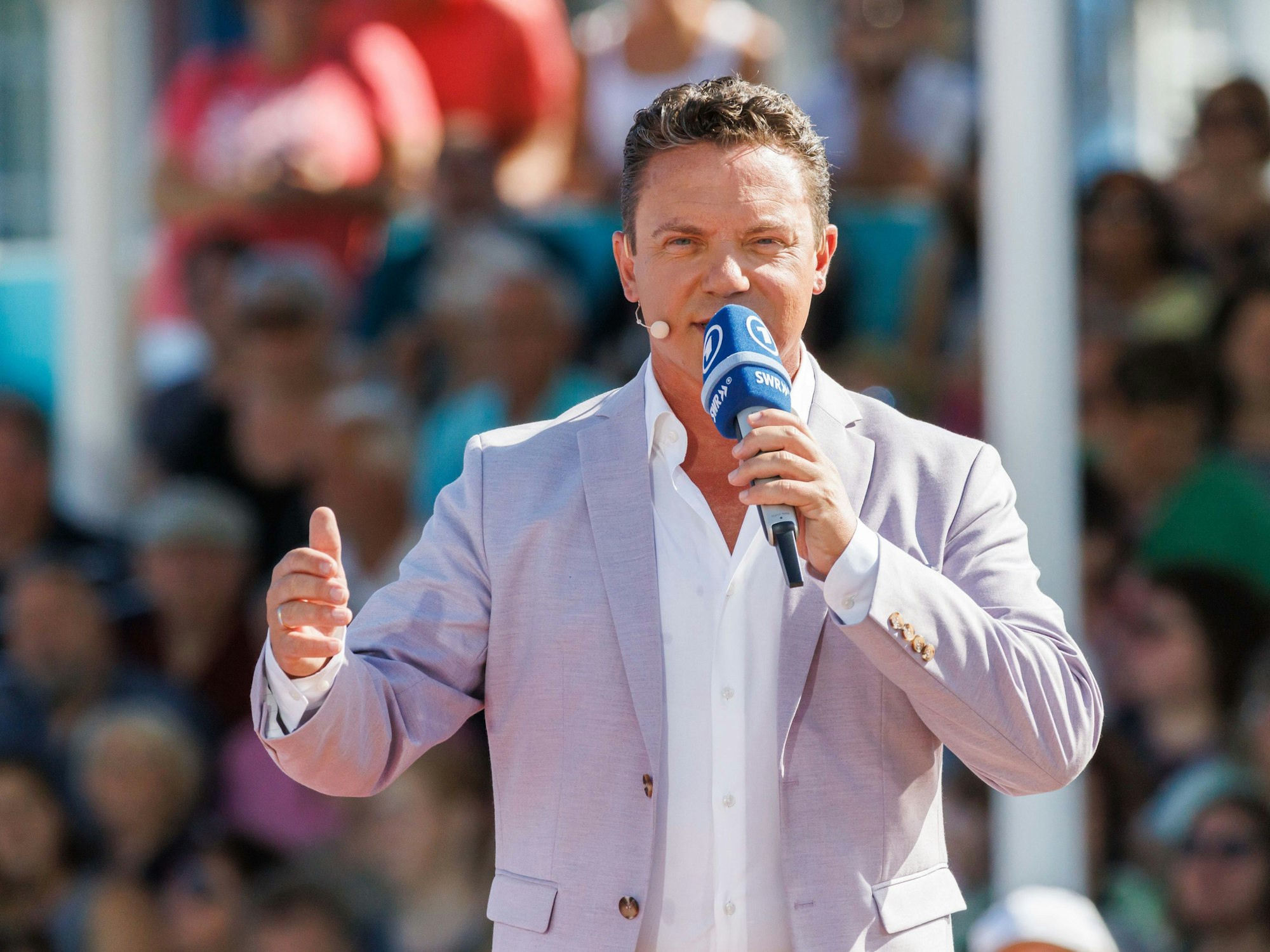 Stefan Mross spricht ins ARD-Mikrofon.