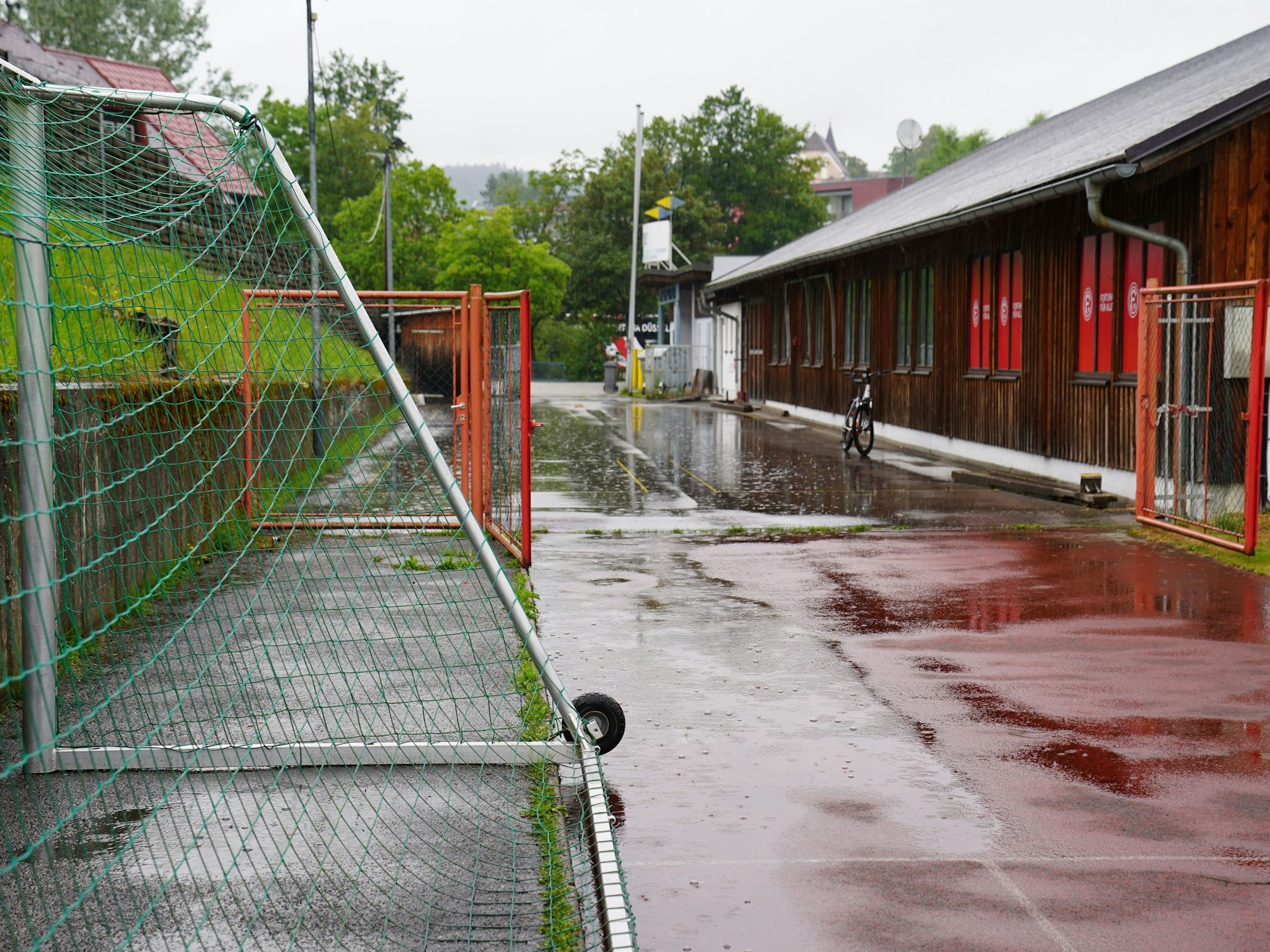 Blick auf die Sportanlage der SU Bad Leonfelden bei Regen.
