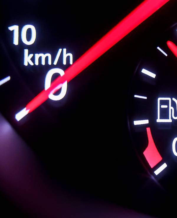 Die Tankanzeige in einem Volkswagen Passat.