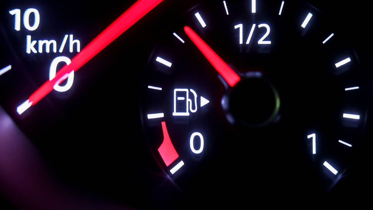 Die Tankanzeige in einem Volkswagen Passat.