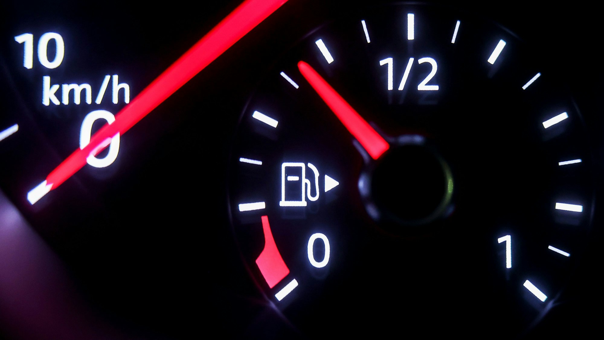 Die Tankanzeige in einem Volkswagen Passat.