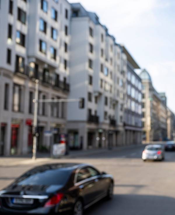 Autos fahren an einer grünen Ampel vorbei.