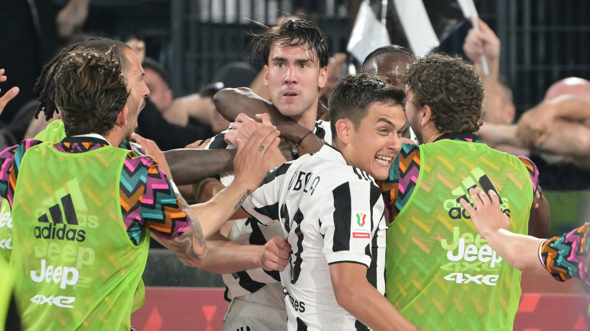 Dusan Vlahovic (M.) jubelt über ein Tor im Juve-Trikot.