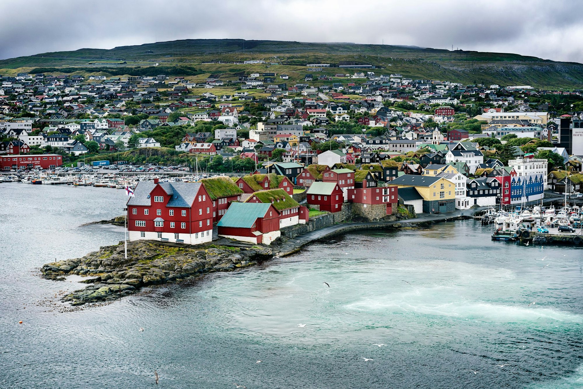 Torshavn aus der Luft fotografiert. Der Fischerort liegt direkt an der Küste.