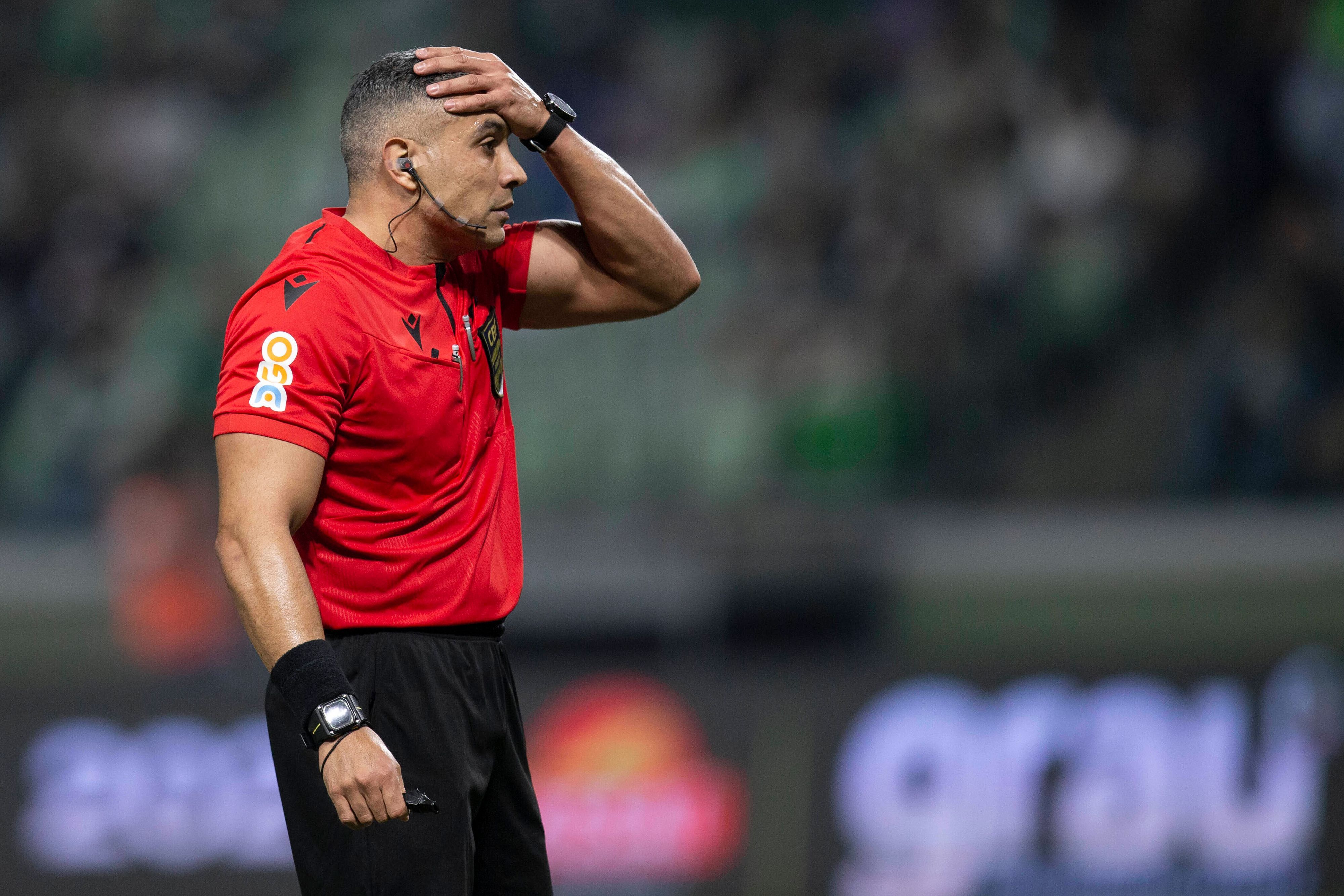Felipe Fernandes de Lima fasst sich an den Kopf.