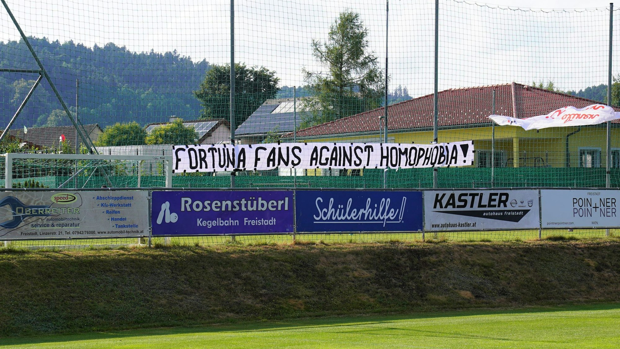Ein Banner mit dem Spruch „Fortuna against Homophobia“ hängt im Holzhaider-Stadion Freistadt.