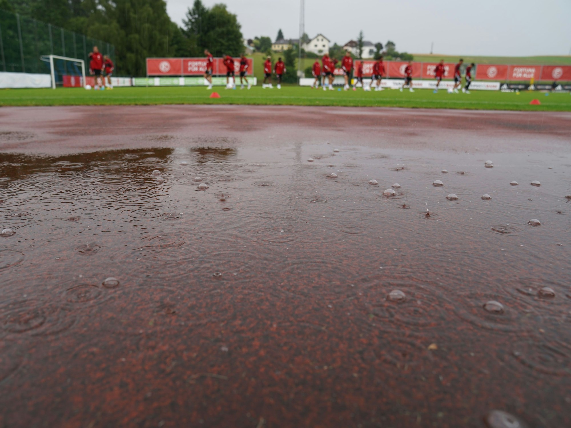 Die Profis von Fortuna Düsseldorf trainieren auf dem Platz in Bad Leonfelden.