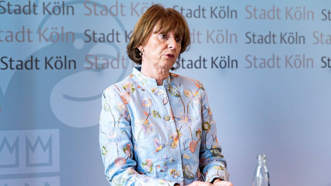 Henriette Reker bei einer Pressekonferenz