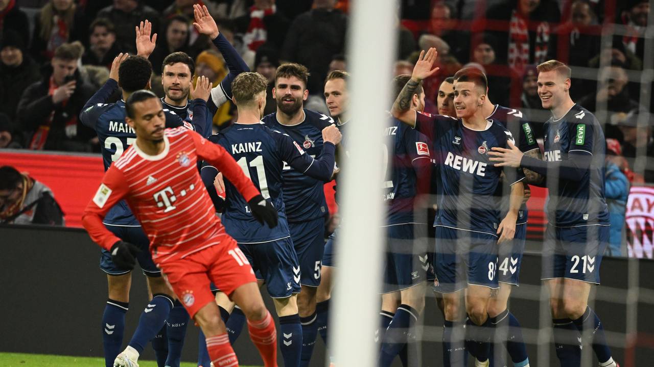 Die Spieler des 1. FC Köln jubeln bei einem Bundesliga-Gastspiel im dunkelblauen Ausweichtrikot.