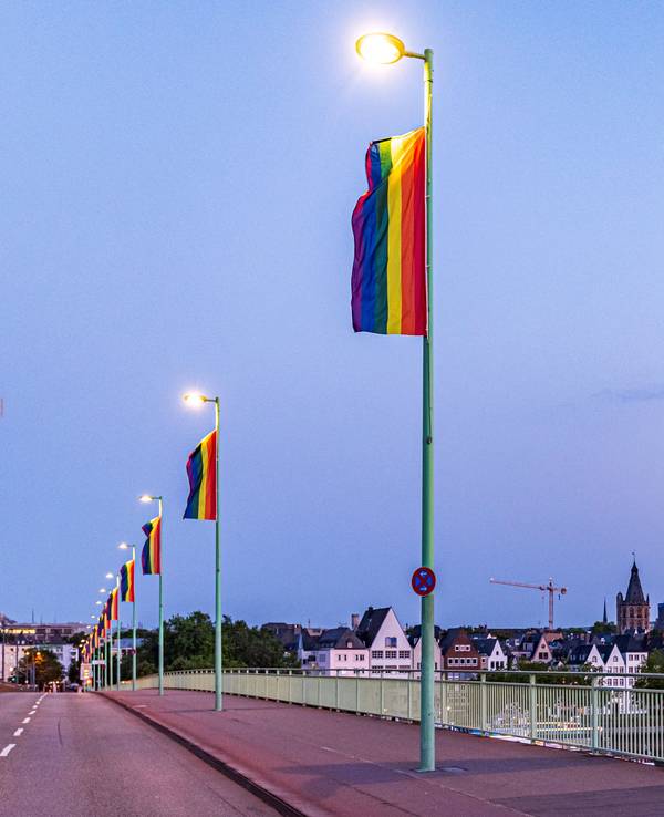 Regenbogenflagge mit Kölner Dom im Hintergrund