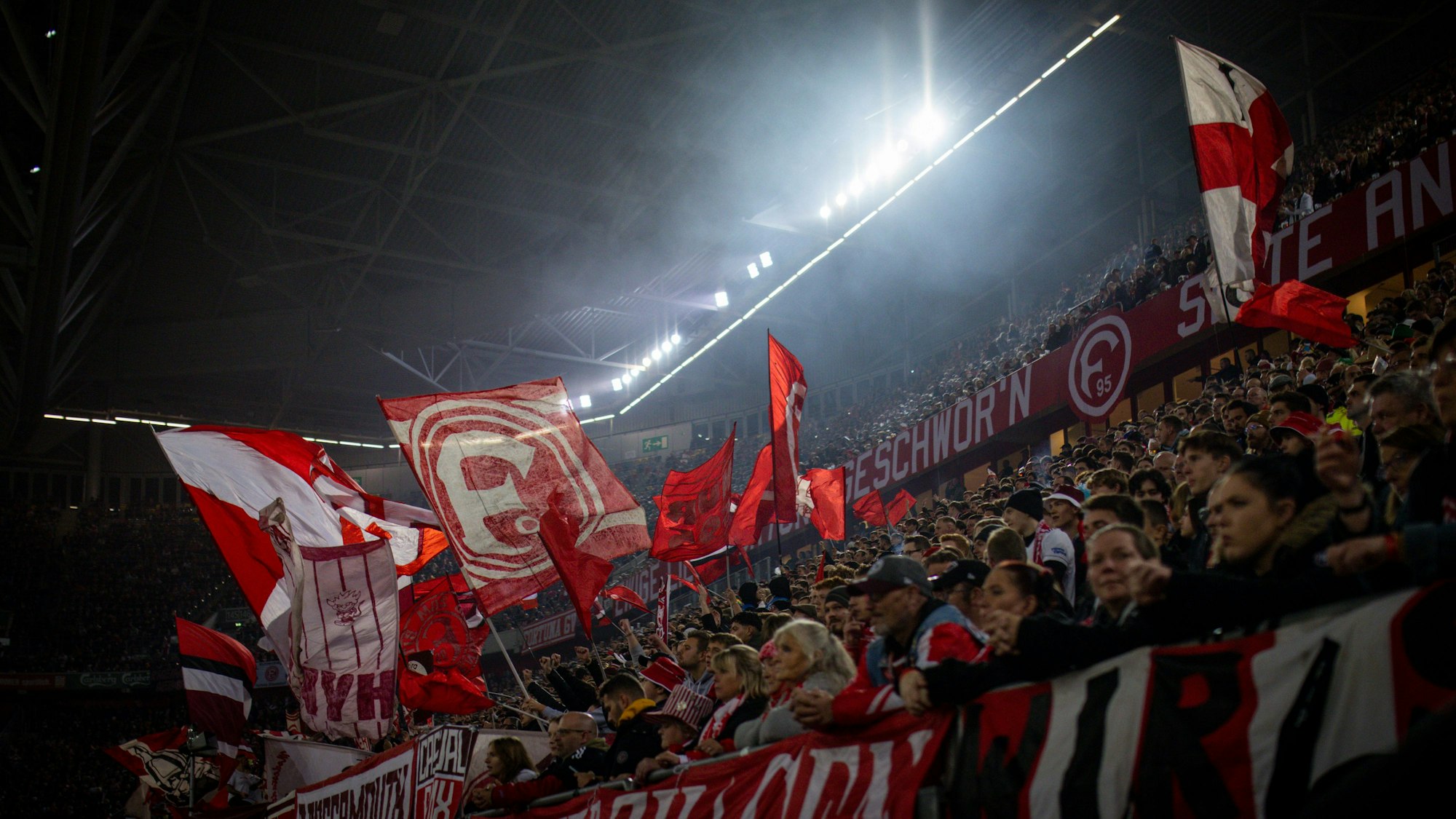 Fans von Fortuna Düsseldorf schwenken beim Heimspiel gegen den 1. FC Kaiserslautern ihre Fahnen.