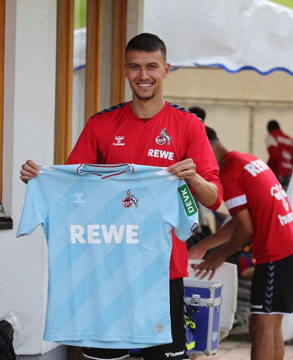 Dejan Ljubicic posiert mit dem neuen Ausweichtrikot des 1. FC Köln in den Händen.