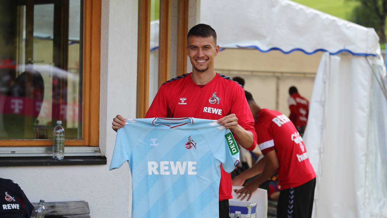 Dejan Ljubicic posiert mit dem neuen Ausweichtrikot des 1. FC Köln in den Händen.