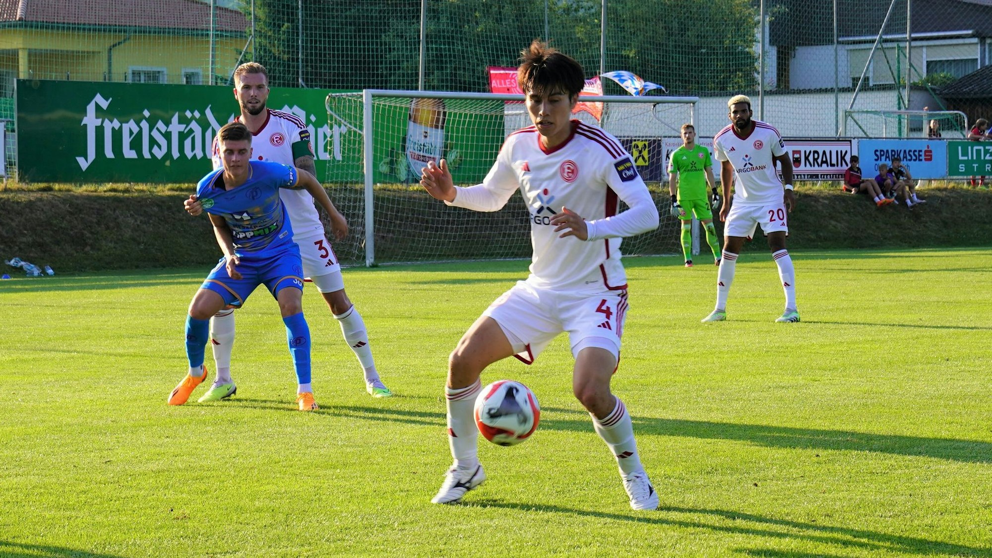 Ao Tanaka führt den Ball im Testspiel gegen Puskas Akademia.