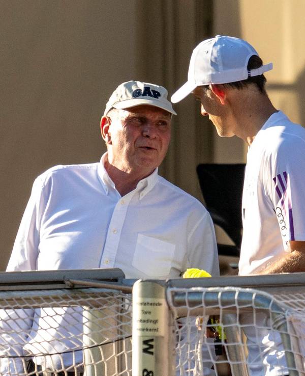 Uli Hoeneß und Thomas Tuchel unterhalten sich.