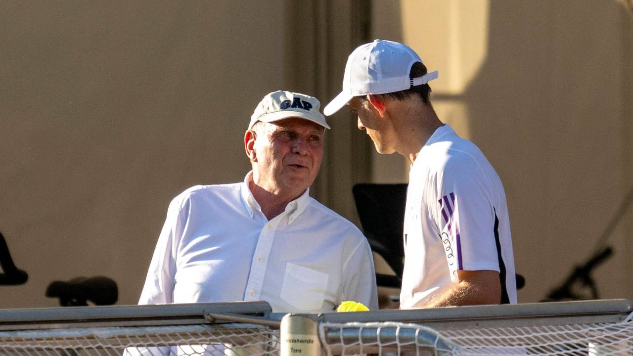Uli Hoeneß und Thomas Tuchel unterhalten sich.