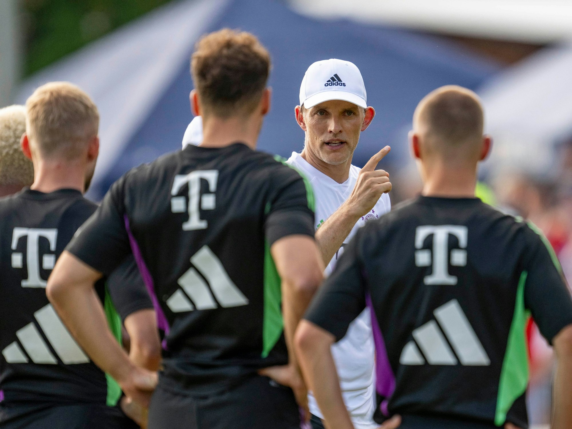 Thomas Tuchel gestikuliert.